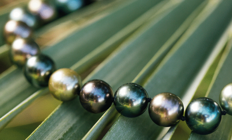 Midnight Oceans: The Complete Guide to Tahitian Pearls